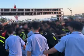 浙江衢州一音乐节上保安堵门致多人摔倒？主办方：为保障安全限流 ，不存在“超额售票”图片