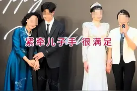 辣眼睛！婚礼现场婆婆“抢镜”大戏，新娘全程黑脸：你们俩过吧！图片