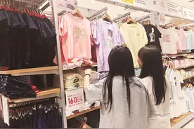 一些身材娇小女性爱上大码童装引领新潮流 带来了新商机图片
