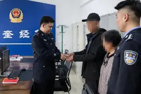 俩人捡银行卡猜出密码，刚取2万警察就来了图片