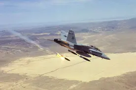 美军开炸！80多辆卡车满载重武器驶往中东，F16空中盘旋指向伊朗图片