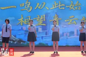 河北一学校毕业典礼上女生演唱《离别开出花》全网刷屏，老师：孩子们还不知道自己火了图片