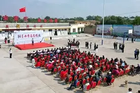 书画精品进农户 翰墨丹青献国庆——省慈善协会和中国诗书画研究会西北创作中心向宋家庄农户捐赠书画作品图片