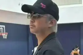 邓超头发胡子全白了，45岁像60岁，断崖式衰老引热议:他怎么了?图片
