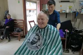 Jay和Ari一家人已经到达皖南老家，老岳父独自出行理发，风景如画图片
