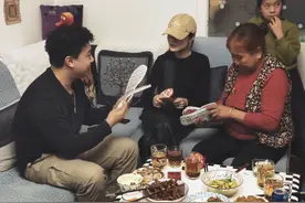 变形记王晨正携女友探望爷爷女儿一家，姑姑举动彰显他的特殊地位图片
