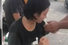 爷孙恋林靖恩流落街头被流浪汉包围着抽烟喝酒，网友担心她被伤害图片