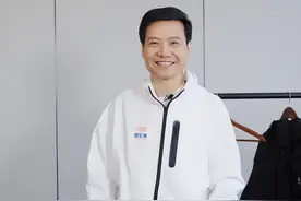 雷军穿上“雷军班”班服：我只有一件图片