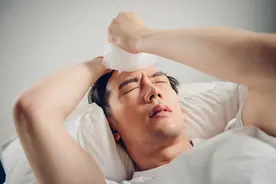 睡觉时身体出汗，是温度太高？不一定，还有3个原因，别轻易忽视图片