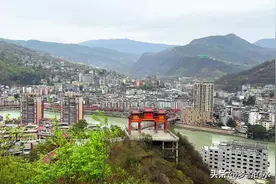 再到小凉山区的峨边彝族自治县，看看县城现在什么样，早餐真便宜图片