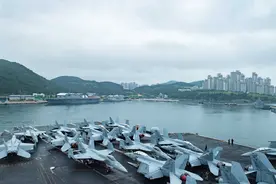 美军航母闯东海，山东舰已出航，日本防卫省：解放军战舰穿插岛链图片
