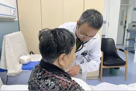 老奶奶一到凌晨就头痛头晕睡不着，医生提醒：警惕夜间高血压图片