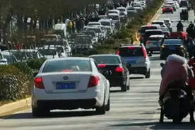 国庆假期高速堵车，女子当众尴尬解决急事，折射旅行隐患图片