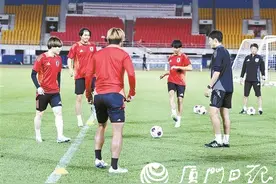 中日对阵明晚八时上演！日本男足昨日抵厦首训图片