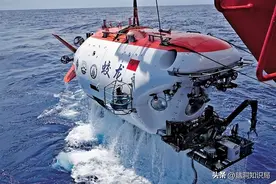 下潜到1万多米的海底，人类发现了不该出现的东西？需要引起警惕图片