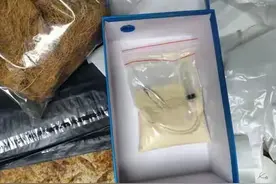 快递小哥验视揽件物品时，意外发现白色粉末，吓得直接报警图片