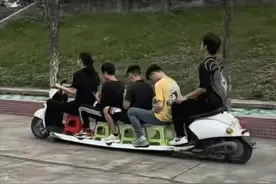 六十张搞笑动图：载了这么多人，感觉底盘不稳，惊呆了！图片