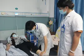 老人嗑瓜子竟诱发低钾血症，医生：大量唾液流失引起电解质紊乱图片
