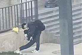 情侣高难度姿势秀恩爱，这谁受得了啊哈哈哈:)图片
