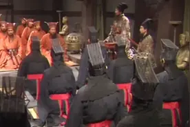 董卓入京执掌大权后，袁绍为何敢剑指董卓？袁绍年轻时候有多猛？图片