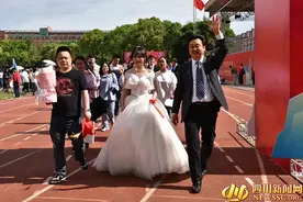 德阳外国语学校举行“燃·红未来”高三成人礼，唤醒学生成人意识和责任意识图片