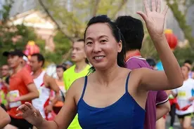 她是奥运冠军，退役移居美国，3次嫁人生3个娃，如今回国现身频繁图片