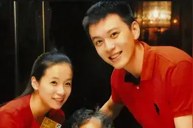 闹离婚?杨鸣妻子删除社媒"杨鸣妻子"标签+合照,关注资深离婚律师图片