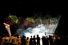 中秋夜沈阳连续冲上全国热搜榜 沈报视频霸榜抖音全国TOP3 全天稳居微博热搜本地榜TOP2 登顶快手全国文娱榜TOP1图片