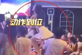 辣眼睛！儿童节文艺汇演，幼师领舞成热点，短裙跳舞引热议！图片