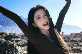 父亲被杀亲叔叔颠倒黑白追杀她 将她逼至走火入魔最后被逼跳下海渊图片