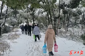 风雪中，26个开水瓶接力3小时图片
