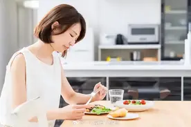 每年3000名儿童被呛死，学会这一招，关键时刻可救人和自救图片