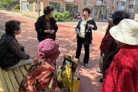 大东区万泉街道东逸社区：宣传养老政策 助力老人幸福晚年图片