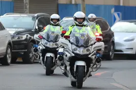 骑着600斤摩托车执勤，首都这支铁骑女警真飒图片