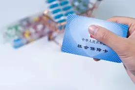 家里老人出行不方便，怎么用社保卡替他们开药？图片