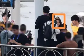 刘涛老公和儿女逛街被偶遇，孩子们长这么大这么高了，长相像妈妈图片