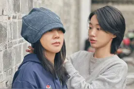 笑发财了，闫妮女儿晒母女合影，被网友认成张小斐和林俊杰图片