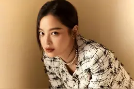 辛芷蕾打破传统美学，黑色丝袜搭配流线短裙变身极品辣妈图片