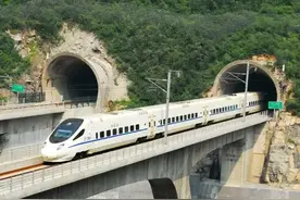 西成高铁建成6周年，打破西南孤岛困境！当初是如何打穿秦岭 的？图片
