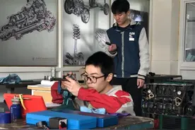 7年，他从“修车工”逆袭研究生图片