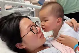 网友说：坑坑生完二胎产后抑郁了 ，动不动就哭 见到嘟嘟更是止不住图片