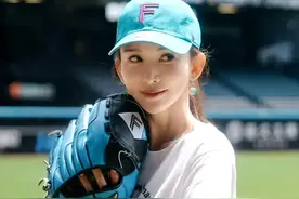 50岁林志玲在北海道为棒球比赛开球，白T牛仔裤好少女，花期好长图片