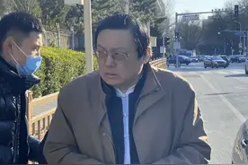 销声匿迹8年多，“一代铁嘴”梁宏达，因口不择言今再无翻红可能图片