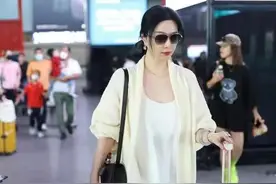 43岁范冰冰在地铁上被偶遇，打扮随意仍美丽无敌，女神高不可攀啊图片