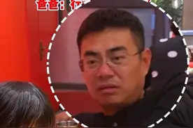 女儿扒着碗忘我的吃面 老父亲在一旁 震惊的看着女儿图片