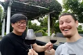 看完刘烨儿子的照片，终于明白混血儿的心酸，周华健比儿子还年轻图片