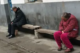 82岁老人与弟弟在乡下抱团养老，8年后，老人：养老亲兄弟也不行图片