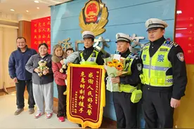 跟着妈妈向救命恩人赠送锦旗，获救男孩凡凡抱着韩靖亲不够图片