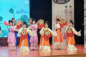 湖北阳新：采茶戏进景区与民同乐图片