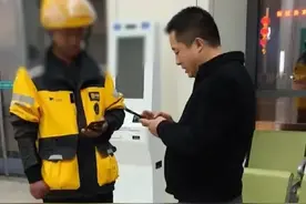 残疾外卖小哥，不慎撞到8岁女孩，接下来的一幕让人感动图片